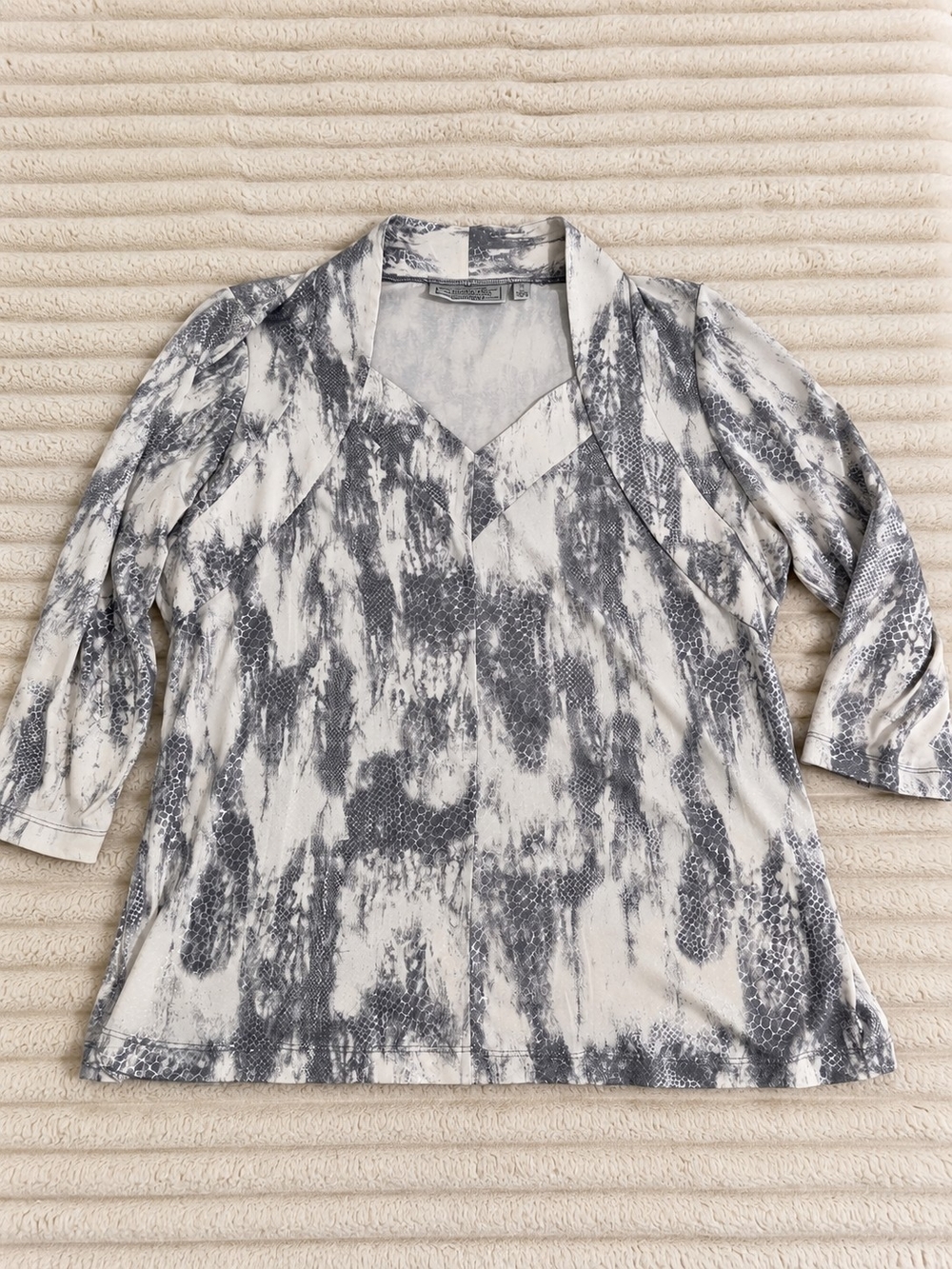 Women's Silver & White Patterned V-Neck Top